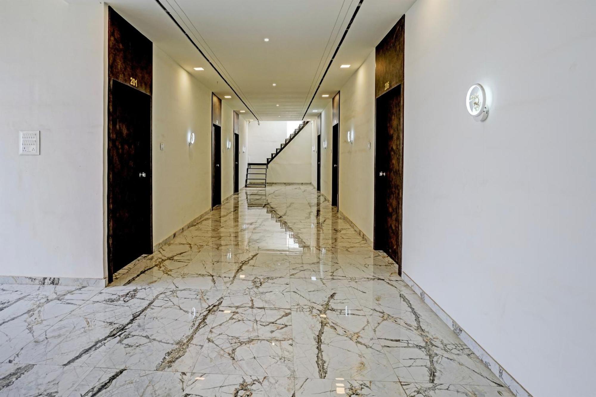 Hotel O White Palace Hotel Radźkot Zewnętrze zdjęcie