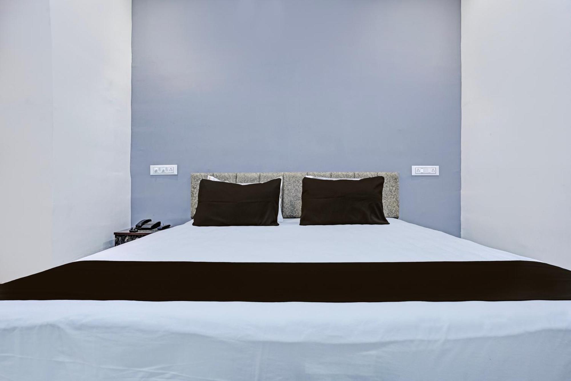 Hotel O White Palace Hotel Radźkot Zewnętrze zdjęcie