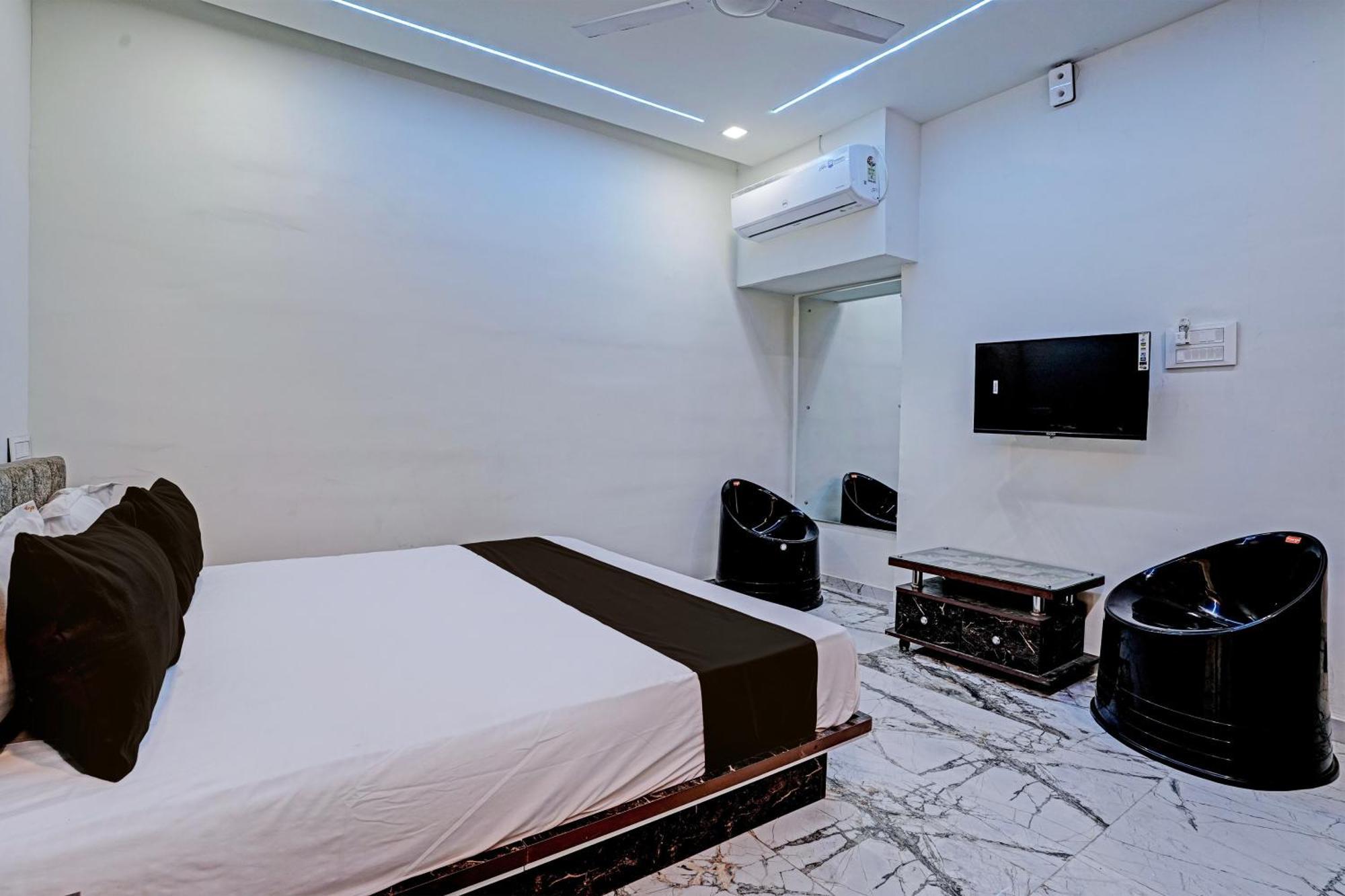 Hotel O White Palace Hotel Radźkot Zewnętrze zdjęcie