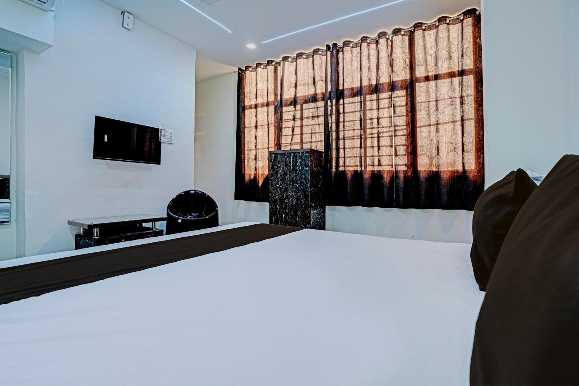 Hotel O White Palace Hotel Radźkot Zewnętrze zdjęcie