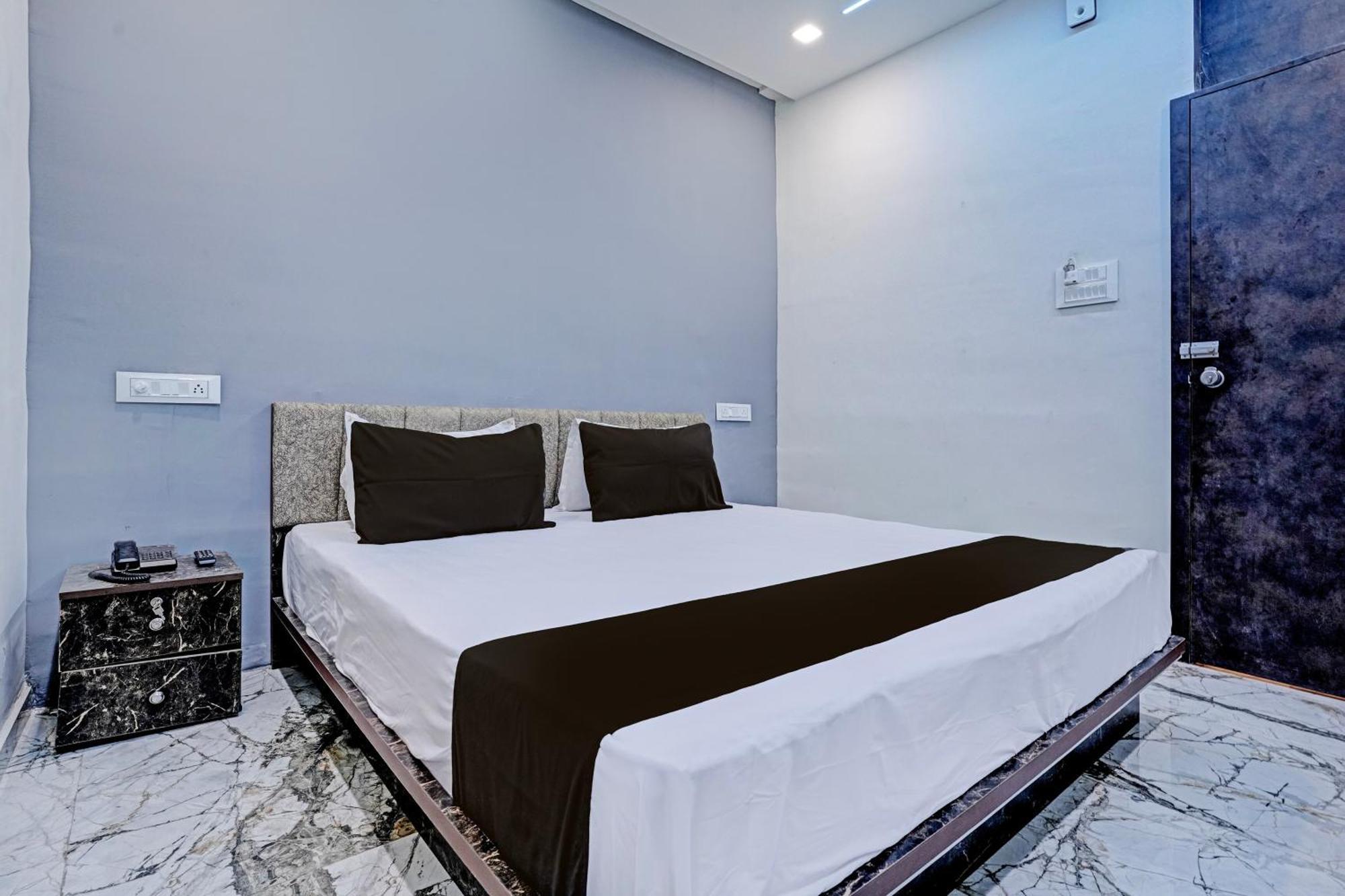 Hotel O White Palace Hotel Radźkot Zewnętrze zdjęcie