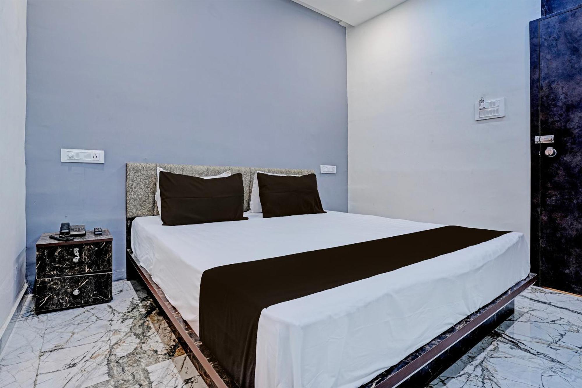 Hotel O White Palace Hotel Radźkot Zewnętrze zdjęcie
