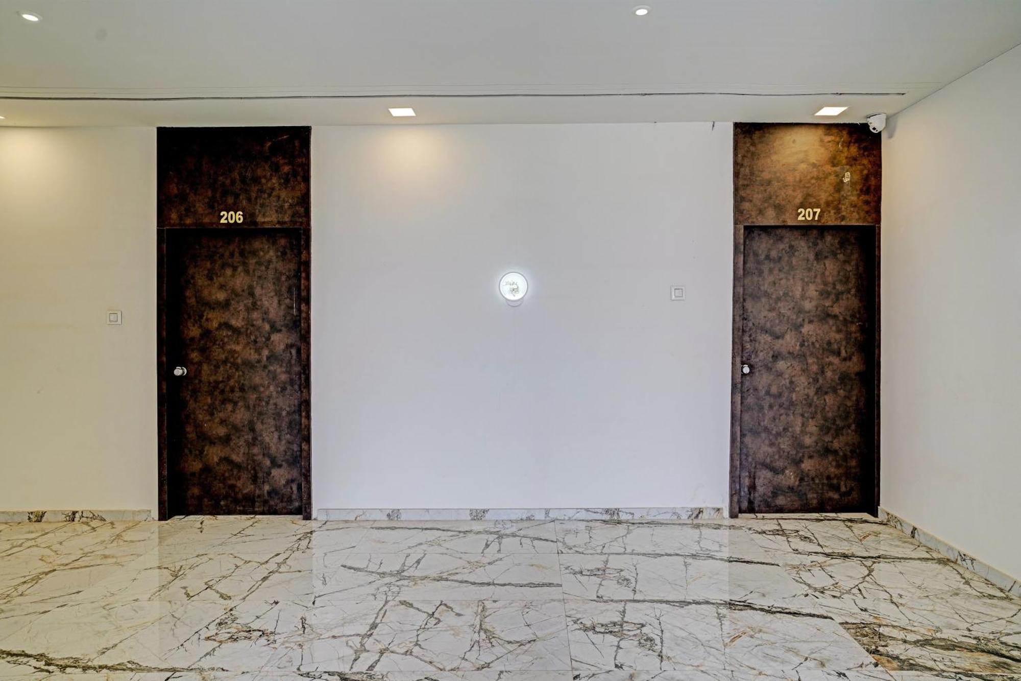 Hotel O White Palace Hotel Radźkot Zewnętrze zdjęcie