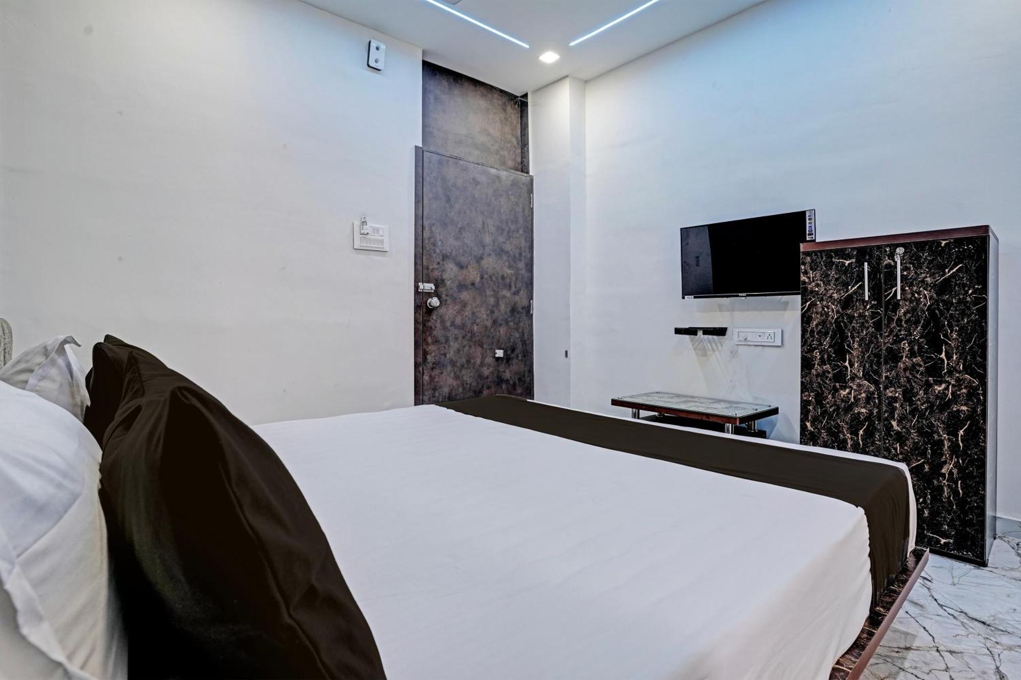 Hotel O White Palace Hotel Radźkot Zewnętrze zdjęcie