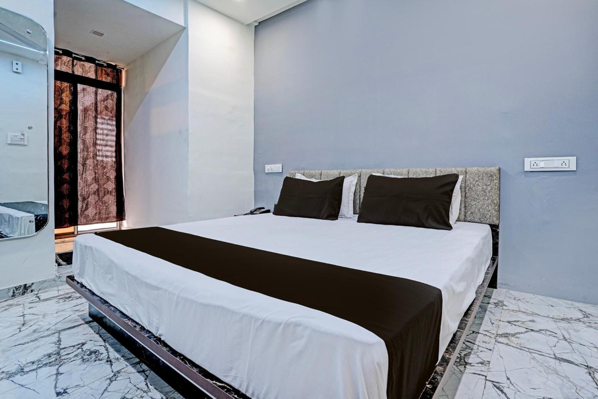 Hotel O White Palace Hotel Radźkot Zewnętrze zdjęcie