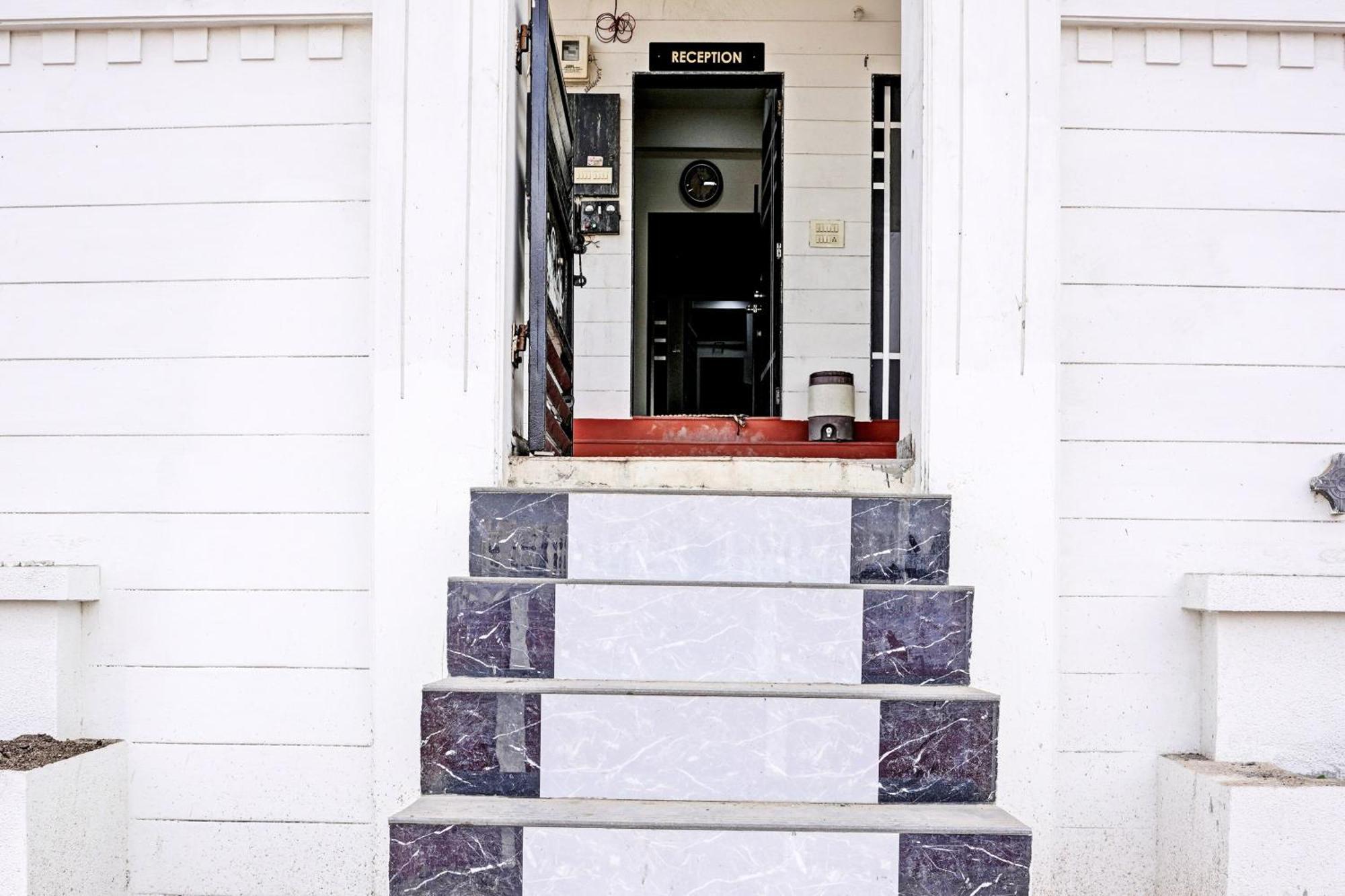 Hotel O White Palace Hotel Radźkot Zewnętrze zdjęcie